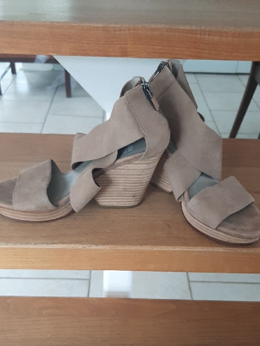 Eileen Fisher💞SUEDE GREAT CONDITION Taupe Crisscross Block Heel Sandals Sz 5 - Picture 6 of 8